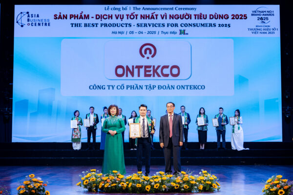 Đại diện Ontekco nhận giải thưởng